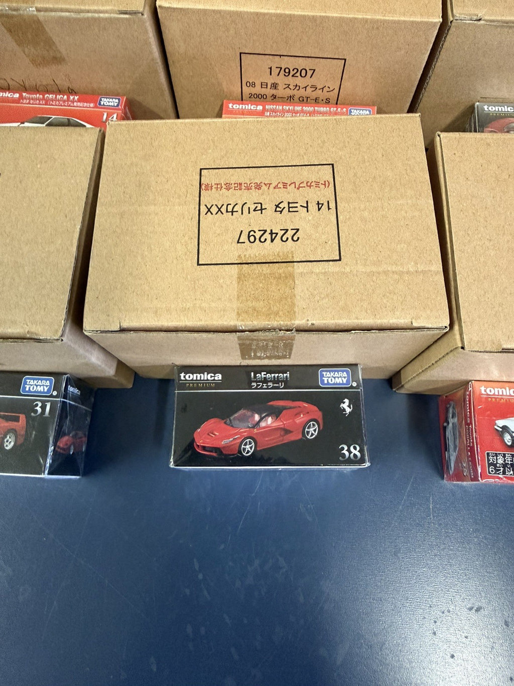 TOMICA PREMIUM #38 FERRARI LAFERRARI 1/62 SCALE JAPAN STOCK VERSION